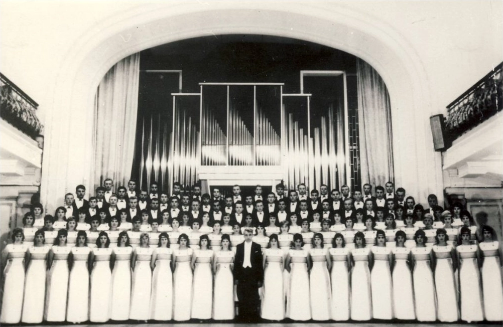 Gausus dailiai fotografijai išsirikiavęs 114 choristų būrys ir jų vadovas