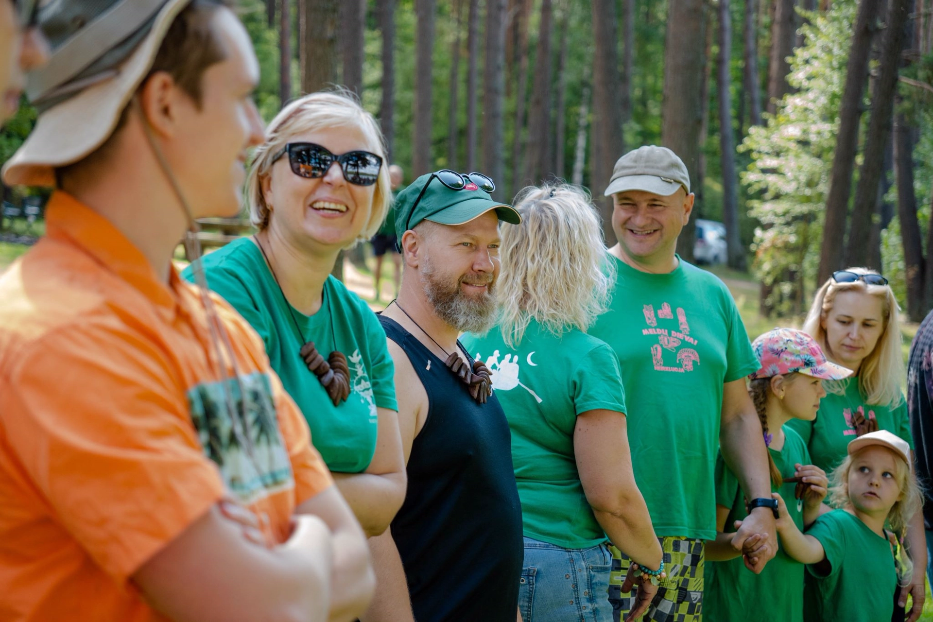 Laimingi buvę choro nariai bendrauja tarpusavyje
