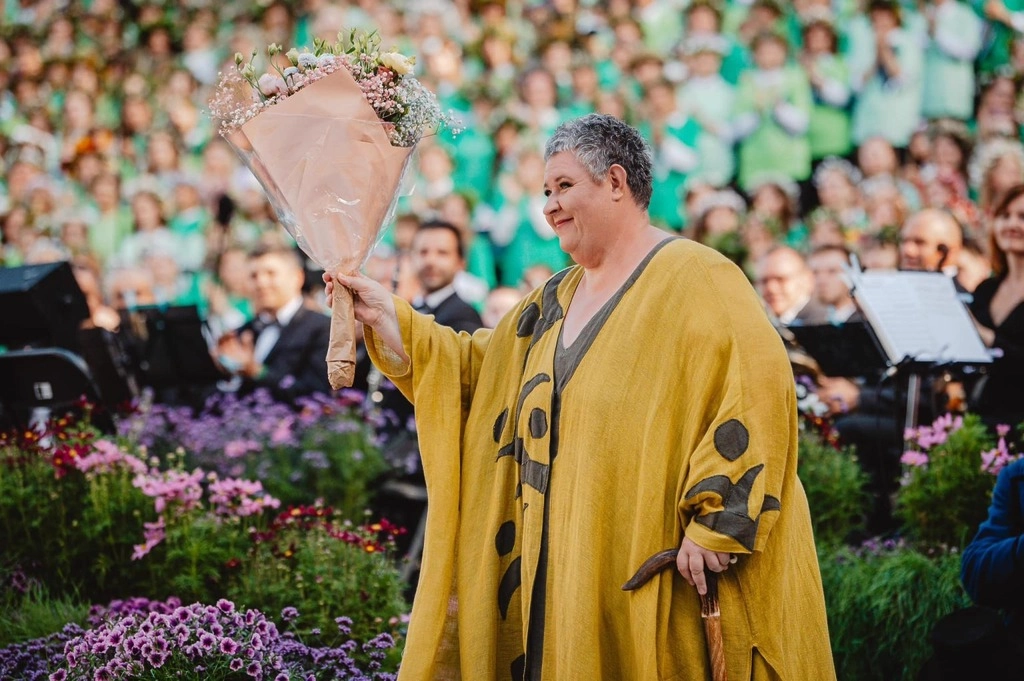 Meno vadovė, dirigentė, maestra Danguolė Beinarytė laikanti gėlių puokštę